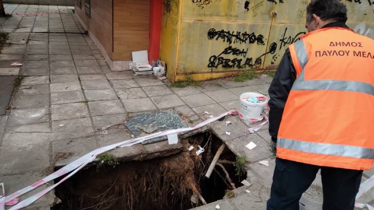 Θεσσαλονίκη: Τραυματίστηκε υπάλληλος της καθαριότητας όταν υποχώρησαν πλάκες πεζοδρομίου